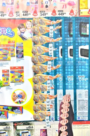 Polowanie na czarną rękawiczkę (detal IV), 2017, kolaż,papier,Miejsce Projektów Zachęty, Warszawa, fot. M. Krzyżanek.JPG