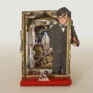 Apolonia, kolaz,10x8x24cm z tlem